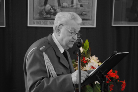 major Jerzy Zybert podczas uroczystości patriotycznej w MOK, odczytuje swój referat, ubrany jest w mundur